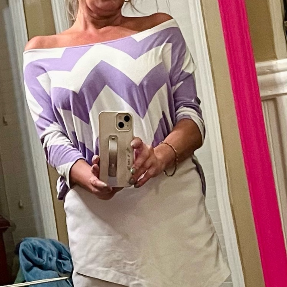 Size M Emma’s Closet purple and white chevron top. Excellent condition.
